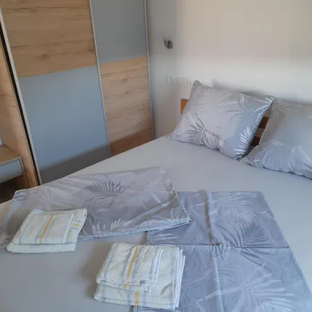 Laz Apartment *